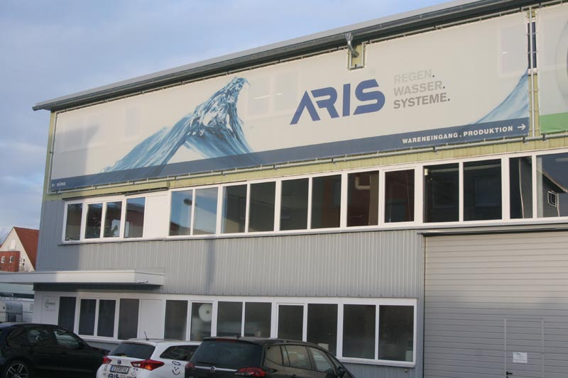 Gebäude mit Schriftzug ARIS