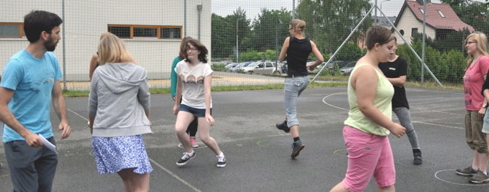@ Serena Supergreen Jugendliche laufen auf einem Schulhof herum