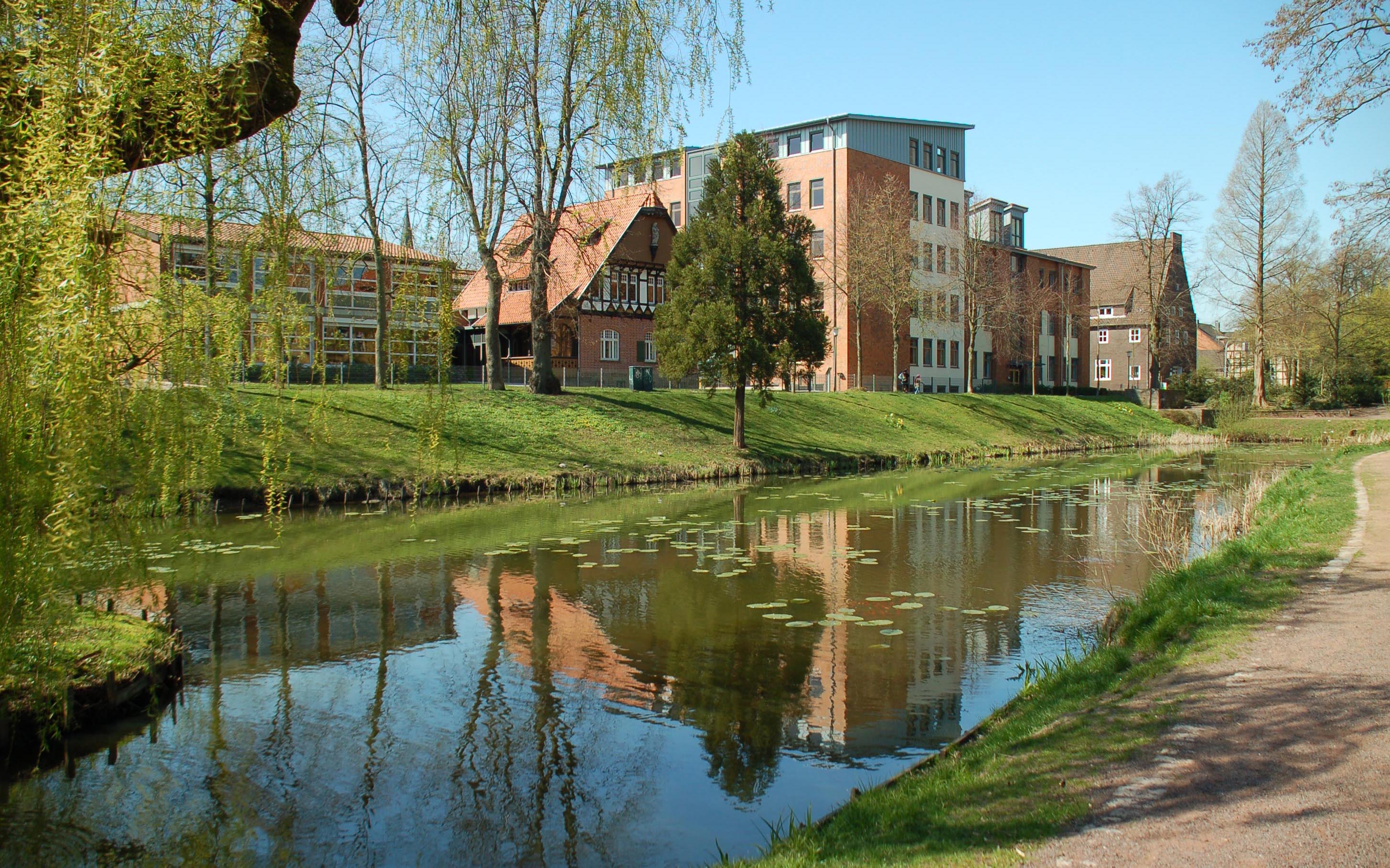 idyllisch gelegenes Schulgebäude am Fluss