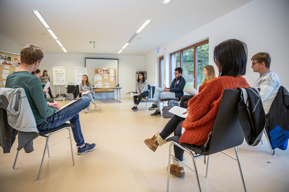 Jugendliche sitzen im Kreis bei einer Besprechung