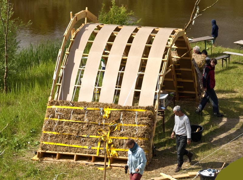 Workcampteilnehmer beim Bau einer Strohbrücke