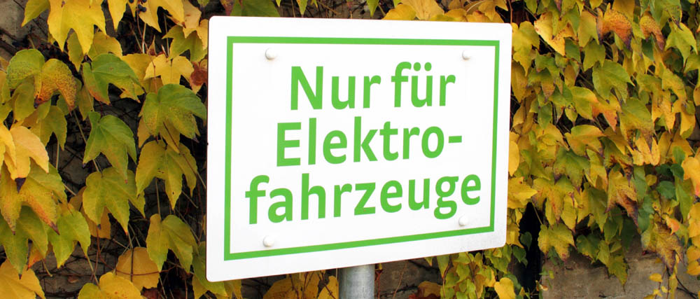 Schild: Nur für Elektrofahrzeuge