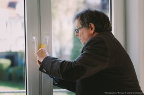 Mit einem Stück Papier lässt sich prüfen, ob die Fenster dicht sind. © Dan Zoubek | Netzwerk Grüne Arbeitswelt