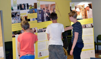 Jugendliche besuchen die Ausstellung