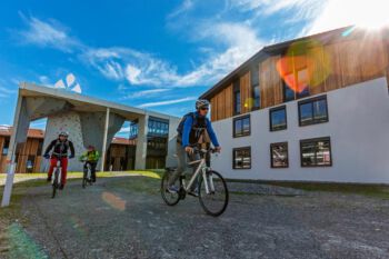 Fahrradfahrer vor einem Haus