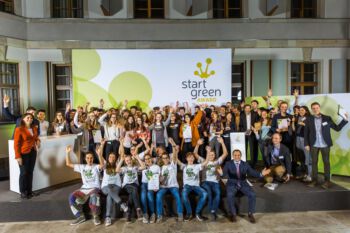 Gruppe von Schüler_innen vor Plakat Start Green Award