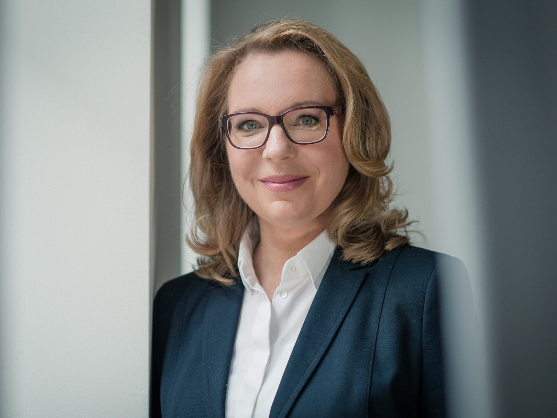 Porträt von Claudia Kemfert, blonde Frau mit Brille