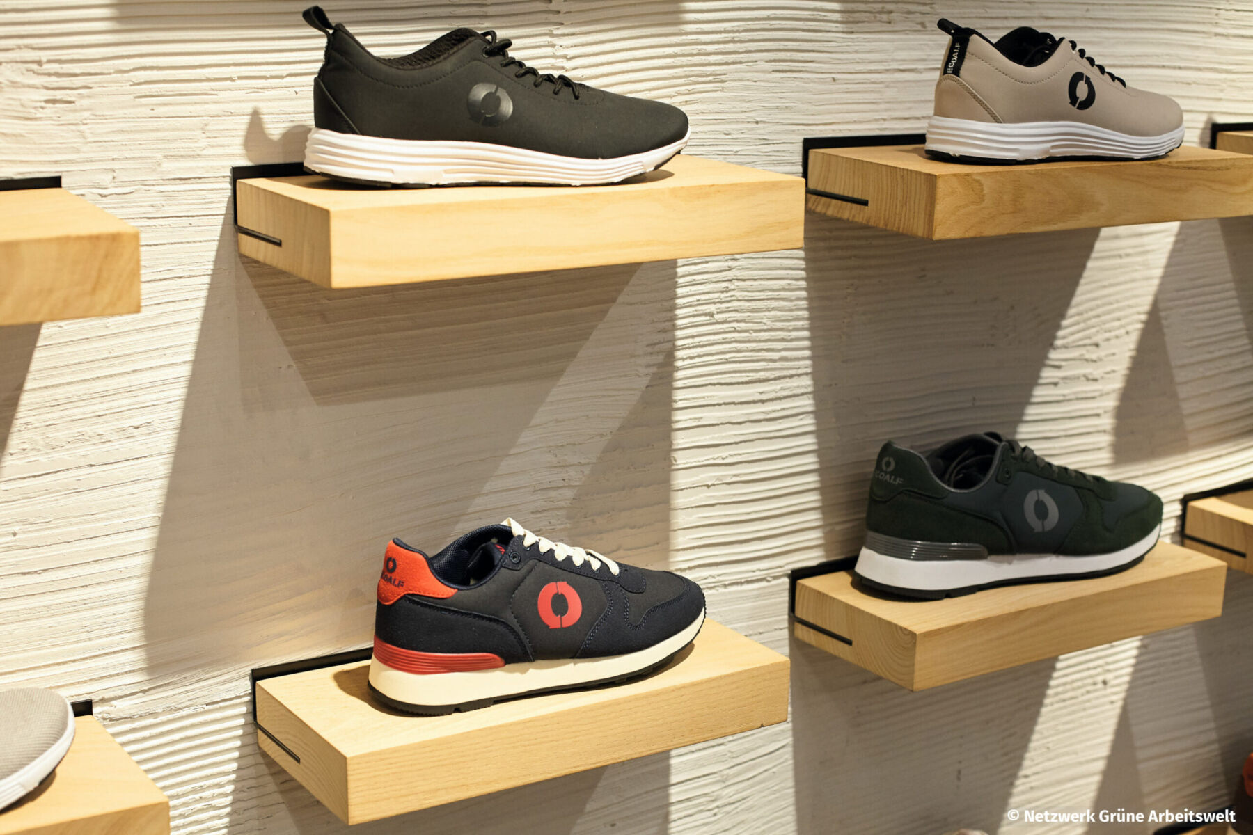 nachhaltig produzierte Schuhe im Verkaufsregal