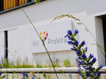 Gebäude der BKK ProVita mit Blumen davor