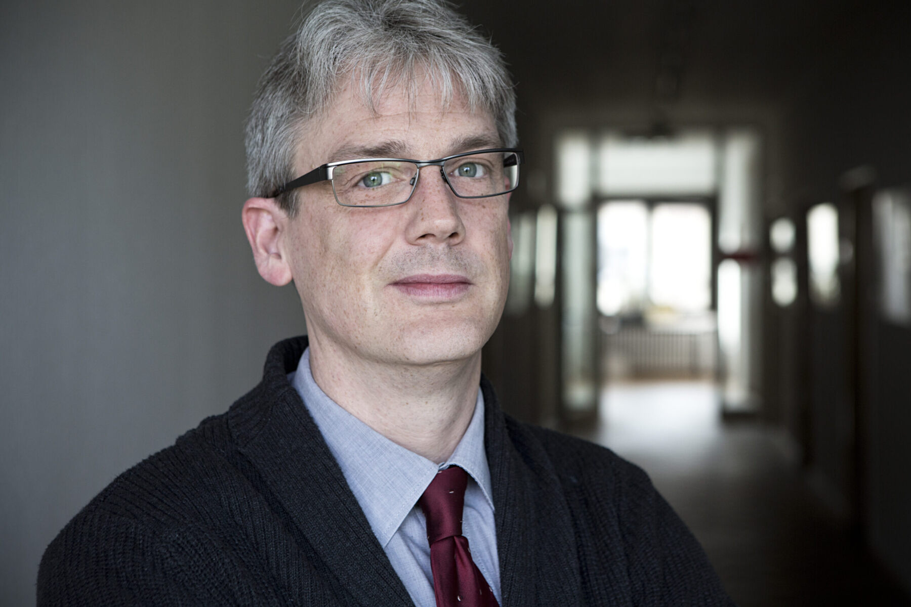 Mann mit grauen Haaren und Brille
