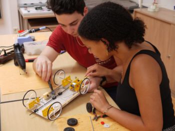 zwei Jugendliche bauen ein Modell eines Solarautos