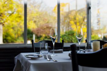 gedeckter Tisch im Restaurant mit Blick nach draußen