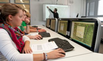Mädchen an Computern