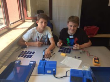 zwei Jungen experimentieren mit Solarmodulen