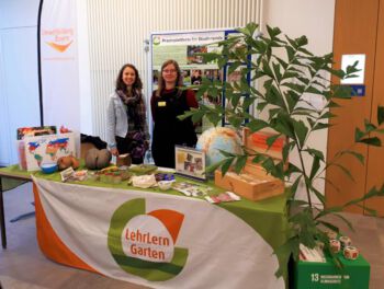 zwei Frauen an einem Informationsstand des LehrLernGartens