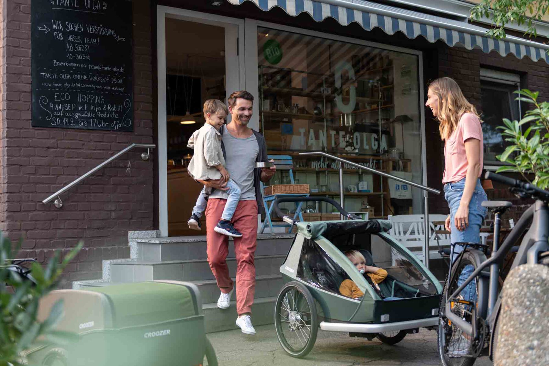 Familie mit Fahrrad und Anhänger unterwegs