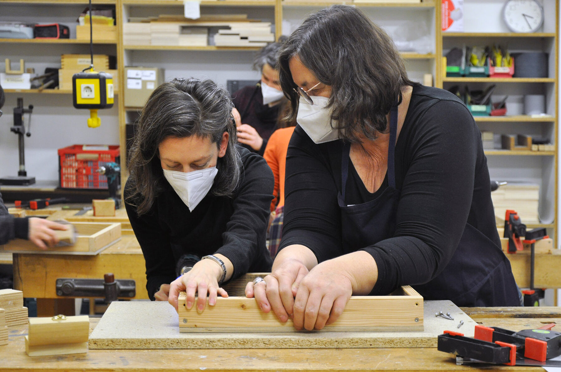 2 Frauen errstellen einen Holzkasten