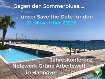 Stranspromenade mit Palmen, Meer und Steg - daruf mit weißer und hellblauer Schrift das Save the Date für Jahreskonferenz