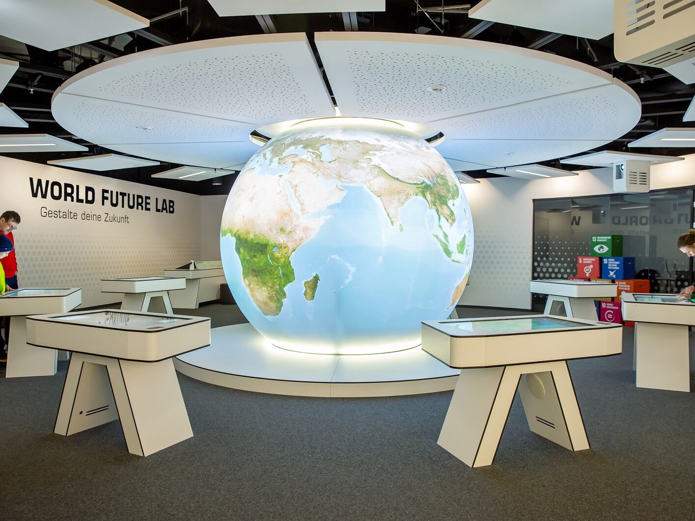 Ausstellung mit großer Weltkugel im Zentrum