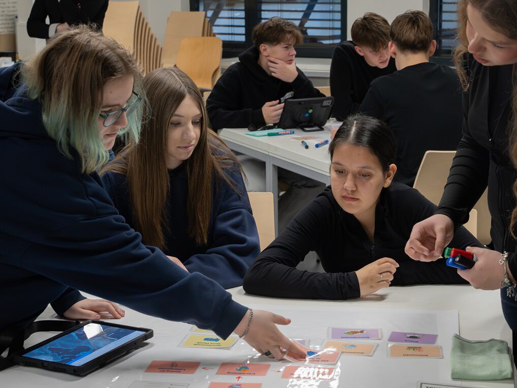 Jugendliche an Tischen bei Gruppenarbeit