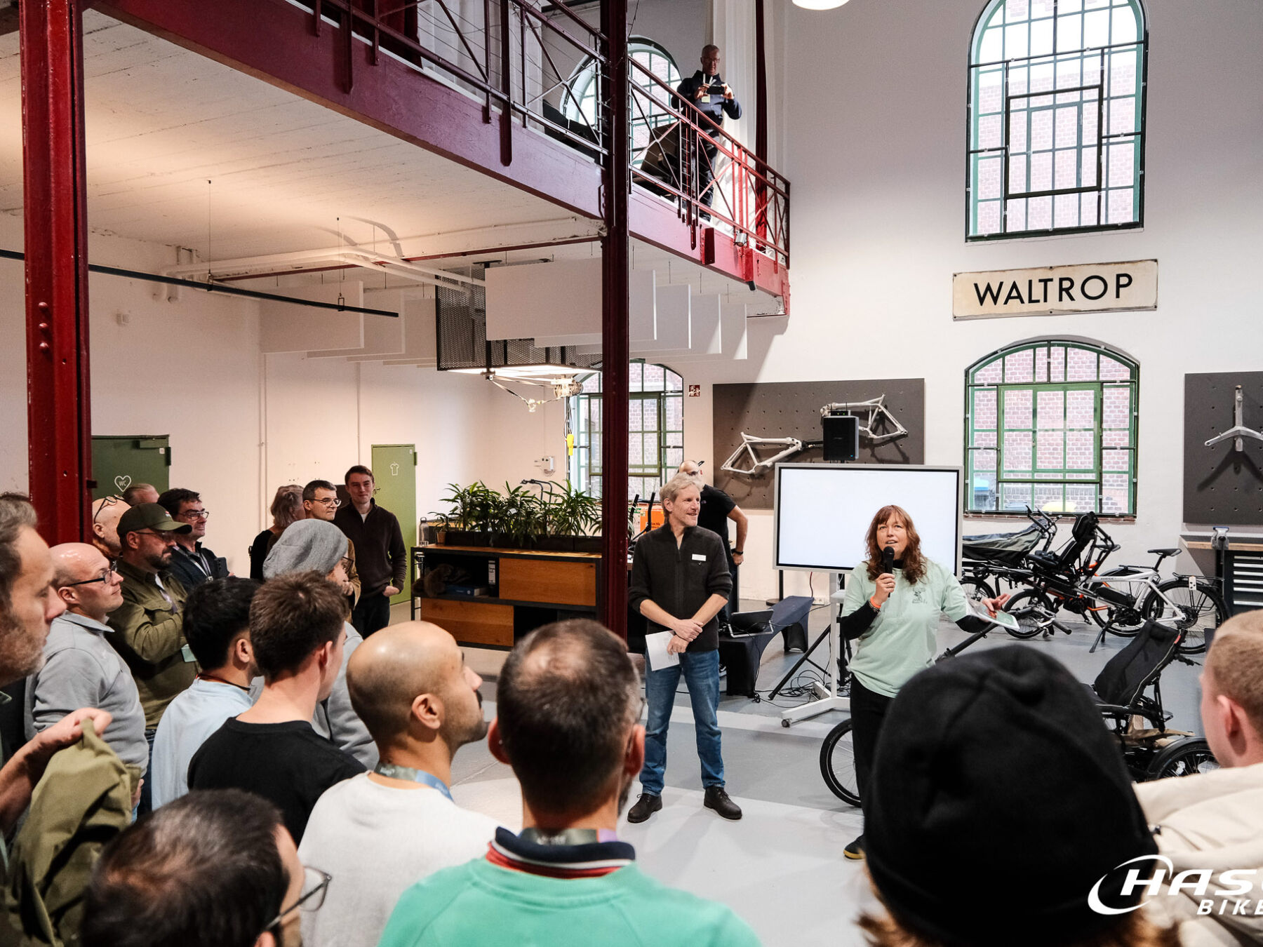 Vortrag zu den Fahrrädern von Hase Bikes in einer alten Industriehalle in Waltrop.