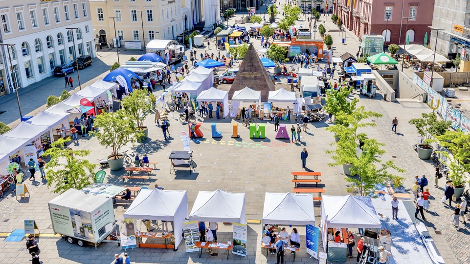 Ausstellung draußen mit vielen Pavillons.