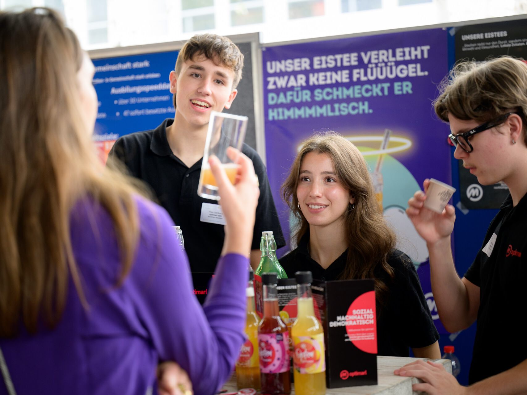 Mehrere junge Menschen an einem Infostand